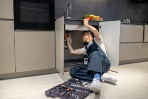 Hombre dando mantenimiento a cocina