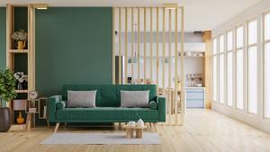 Sala color verde con piso de madera y decoración