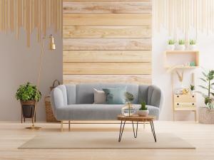 Sala con elementos de madera y sillón