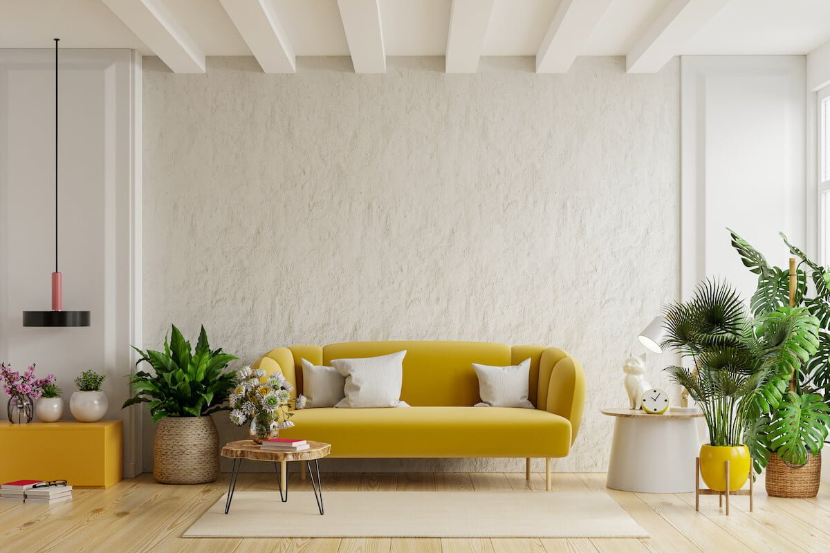 Sala color arena con sillón amarillo