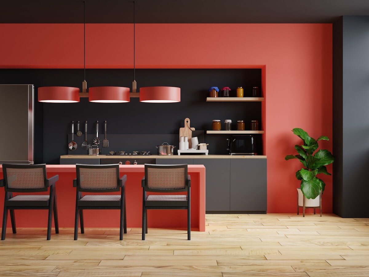 Cocina minimalista con muros rojos y detalles en madera